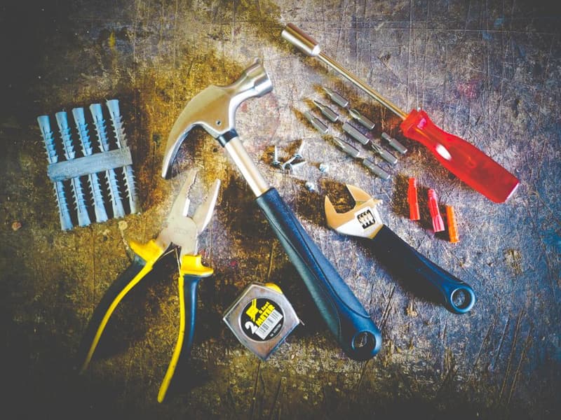 Herramientas manuales sobre una chapa de trabajo