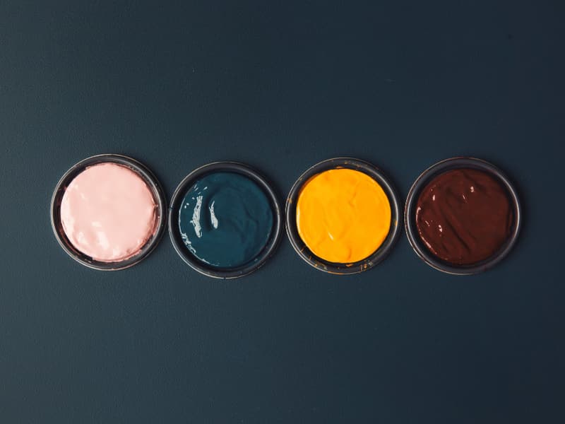 Latas de pintura de distintos colores